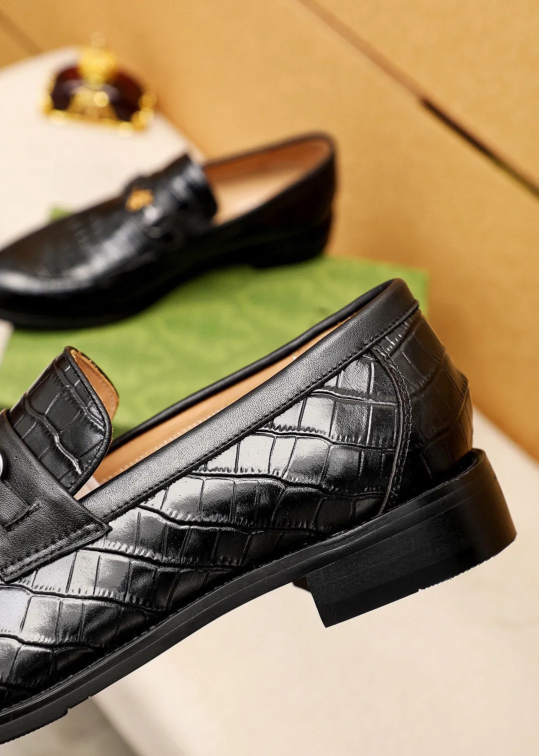 Men's shoes 💰442 💐 Product trademark: GUCCI "Gucci" casual leather shoes Regular size: 38-44 (45.46🉑️customized) Product materials: Selected imported first-layer calfskin embossed upper + luxury hardware buckle, imported water-dyed cow leather lining. Strong three-dimensional visual effect, combined outsole Color: 2⃣️colors available